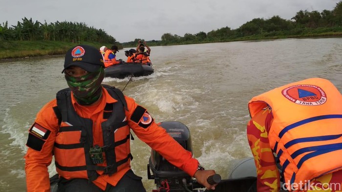Enam tanggul Sungai Bengawan Solo yang ada di Lamongan rawan longsor. Ini diketahui saat Badan Penanggulangan Bencana Daerah (BPBD) Lamongan melakukan penelusuran di Bengawan Solo.