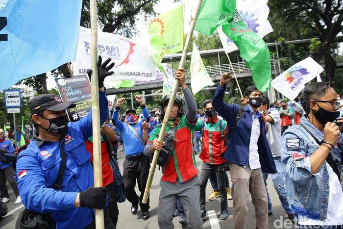 Buruh Beraksi Lagi Tolak Omnibus Law Sejumlah buruh kembali melakukan aksi demo di depan Patung Kuda, Jakarta Pusat, Senin (2/11/2020).