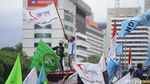 Potret Buruh Beraksi Lagi Tolak Omnibus Law
