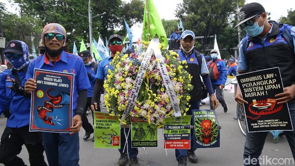 Potret Buruh Beraksi Lagi Tolak Omnibus Law