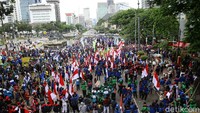 Mereka bersama buruh yang berdemo di Patung Kuda Arjuna Wijaya menolak omnibus law UU Cipta Kerja.  