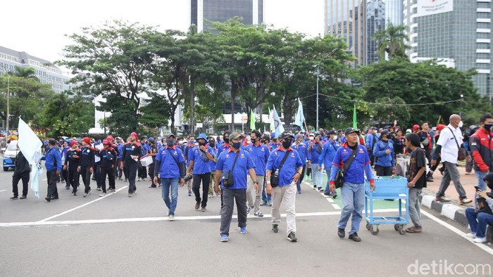 Buruh Bubarkan Diri Usai Ajukan Gugatan ke MK Sejumlah buruh massa aksi membubarkan diri usai mengajukan gugatan tolak Omnibus Law UU Cipta Kerja ke Mahkamah Konstitusi, Senin (2/11/2020).