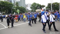 Said mengatakan pihaknya akan mencoba terlebih dahulu lewat jalur perundingan. Namun, bila 3 kali perundingan tidak tercapai kesepakatan, maka KSPI akan menginstruksikan seluruh pimpinan unit kerja (PUK) untuk mogok kerja.  