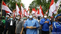 Sebelumnya Konfederasi Serikat Pekerja Indonesia (KSPI) dan Konfederasi Serikat Pekerja Seluruh Indonesia (KSPSI) mengantarkan surat buruh menggugat ke Mahkamah Konstitusi (MK).  