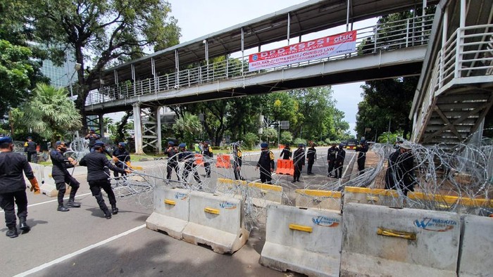 Jalan Medan Merdeka Barat ditutup menggunakan kawat berduri jelang demo buruh, Senin (2/11/2020). Polisi berjaga di sekitar Patung Kuda, Jakpus.