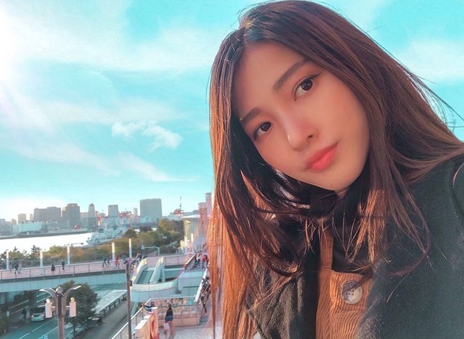 Bentuk mata dan wajah yang serupa membuatnya sekilas mirip mantan personel Miss A tersebut. Terlebih Cindy Thefannie dan Bae Suzy sama-sama sering tampil dengan rambut panjang bergelombang. Foto: Instagram @cindythefannie