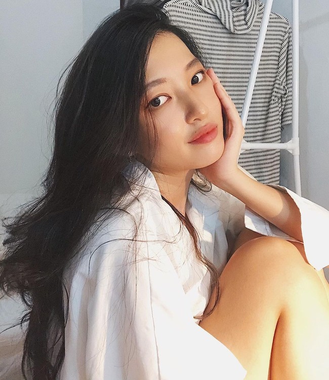 Cindy Thefannie yang sering dipanggil Cici Fani itu paling terlihat mirip saat dipotret dari samping. Keduanya pun sama-sama punya perawakan tubuh yang menawan. Foto: Instagram @cindythefannie