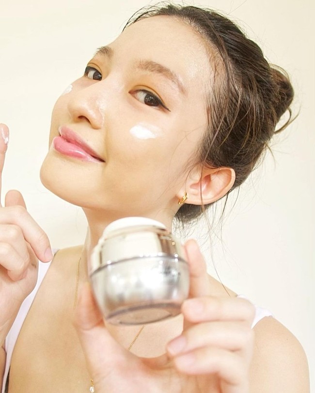 Pecinta KPop dan drama Korea pasti sudah tidak asing lagi dengan Bae Suzy. Ternyata pemain drama Start-Up yang sedang tayang itu punya kembaran di Indonesia. Foto: Instagram @cindythefannie