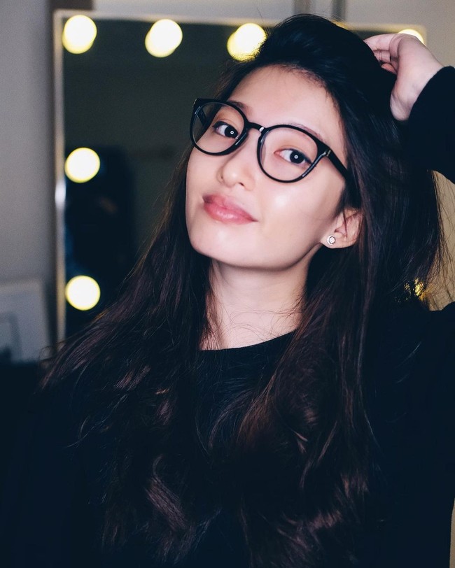 Tak sedikit wanita Indonesia yang wajah cantiknya disamakan dengan artis Korea. Di media sosial, netizen pun sering menyebut jika kreator konten Cindy Thyssen atau yang dikenal sebagai Cindy Thefannie mirip Bae Suzy. Foto: Instagram @cindythefannie