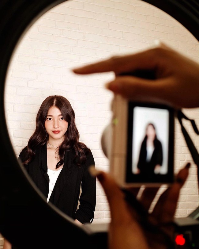 Tampaknya Cindy Thefannie sendiri sudah mengetahui bahwa dirinya sering disebut mirip Bae Suzy. Dalam berbagai postingan, ia pun beberapa kali menanggapinya dengan memberi emoticon tertawa. Foto: Instagram @cindythefannie