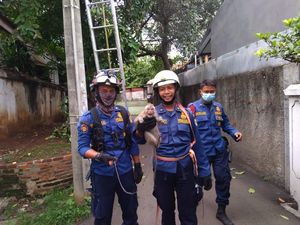 Damkar Jaktim Evakuasi Monyet yang Terlilit Tali di Tiang Listrik