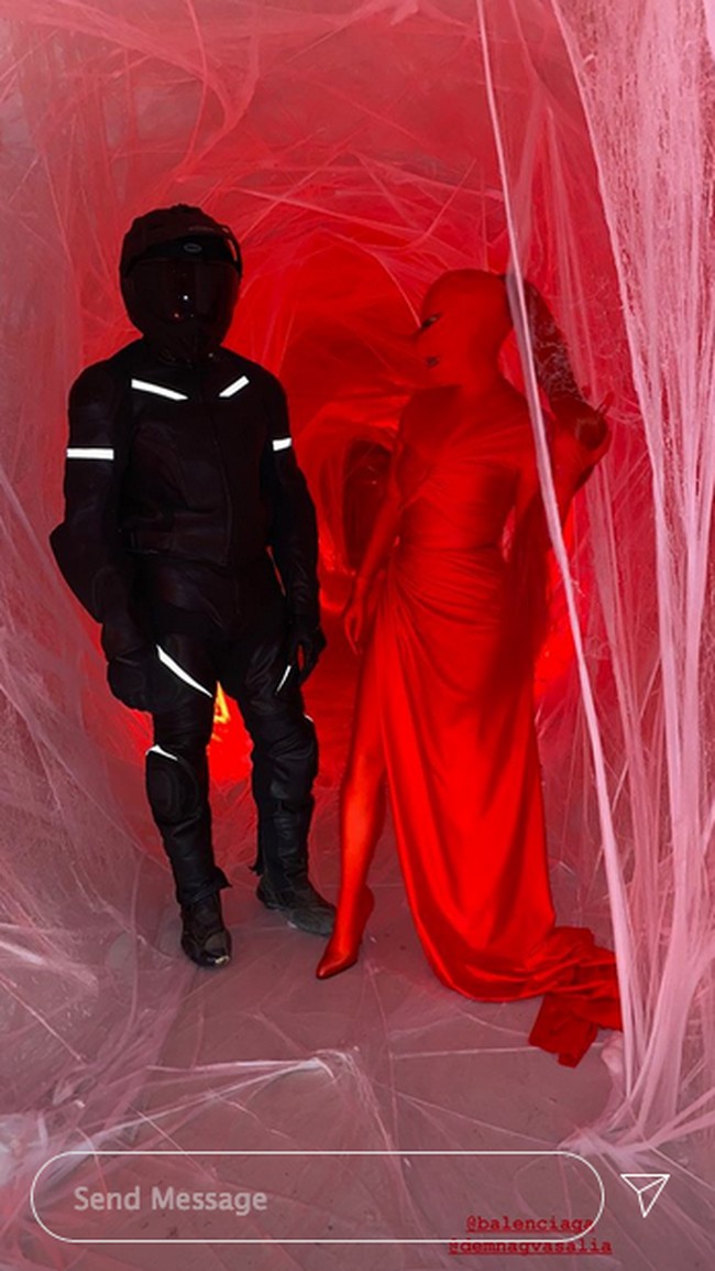 Namun tak sedikit juga netizen yang membela Kim Kardashian. Menurut mereka yang membela, Kim menggunakan uang dari hasil kerja kerasnya untuk membahagiakan anak-anaknya dengan mendekor rumahnya secara total. Dan mereka yang membela pun meyakini Kim sudah sering memberikan donasi pada sesama yang tidak mampu. Foto: Instagram @kimkardashian