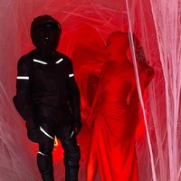 Namun tak sedikit juga netizen yang membela Kim Kardashian. Menurut mereka yang membela, Kim menggunakan uang dari hasil kerja kerasnya untuk membahagiakan anak-anaknya dengan mendekor rumahnya secara total. Dan mereka yang membela pun meyakini Kim sudah sering memberikan donasi pada sesama yang tidak mampu. Foto: Instagram @kimkardashian