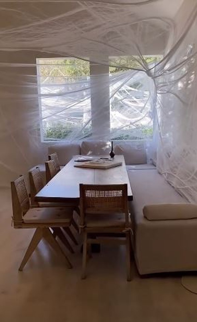 Sudut lain rumah Kim Kardashian yang didekorasi hingga mirip sarang laba-laba. Aksi Kim memamerkan dekorasi rumahnya dalam rangka merayakan Halloween ini banyak mendapat hujatan netizen. Foto: Instagram @kimkardashian