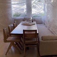 Sudut lain rumah Kim Kardashian yang didekorasi hingga mirip sarang laba-laba. Aksi Kim memamerkan dekorasi rumahnya dalam rangka merayakan Halloween ini banyak mendapat hujatan netizen. Foto: Instagram @kimkardashian