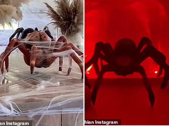 Kim Kardashian benar-benar total membuat rumahnya jadi tampak seram demi merayakan Halloween. Bagian dalam rumahnya pun dihiasi laba-laba ukuran besar, ada yang diletakkan di lantai, ada yang digantunya di langit-langit rumah. Foto: Instagram @kimkardashian