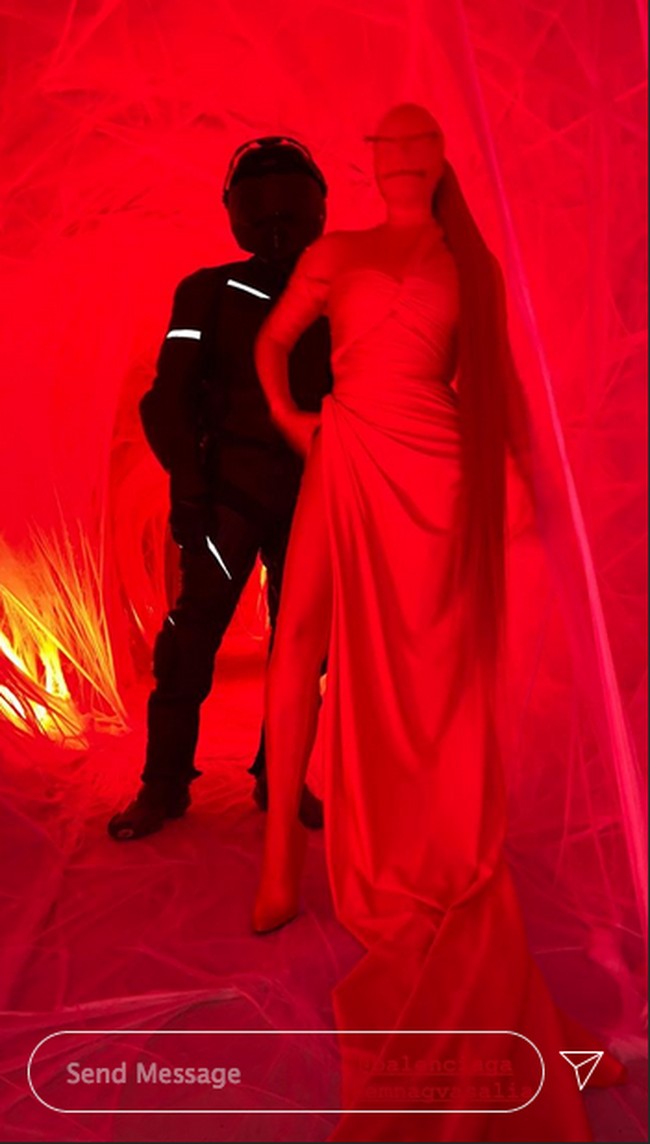 Berapa banyak orang yang harus datang ke rumahmu untuk membuat ini? Serius deh, kontrol dirimu. Ada banyak orang di luar sana yang sedang menderita, tulis netizen. Bayangkan berapa banyak orang yang bisa kamu beri makan di masa sekarang ini jika uangmu digunakan untuk itu dibanding untuk dirimu sendiri, tulis netizen lainnya yang menghujat Kim. Foto: Instagram @kimkardashian