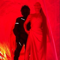 Berapa banyak orang yang harus datang ke rumahmu untuk membuat ini? Serius deh, kontrol dirimu. Ada banyak orang di luar sana yang sedang menderita, tulis netizen. Bayangkan berapa banyak orang yang bisa kamu beri makan di masa sekarang ini jika uangmu digunakan untuk itu dibanding untuk dirimu sendiri, tulis netizen lainnya yang menghujat Kim. Foto: Instagram @kimkardashian