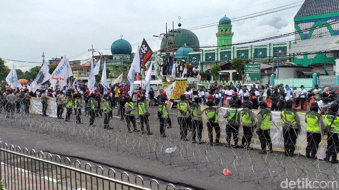 demo buruh di depan dp