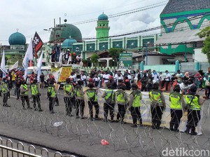 Buruh Demo di DPRD Jatim soal UMP dan Omnibus Law, Lalu Lintas Lancar