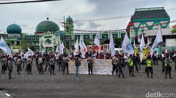 demo buruh di depan dp