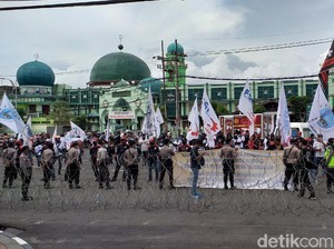 500 Buruh Mengadu ke DPRD Jatim soal UMP dan Omnibus Law