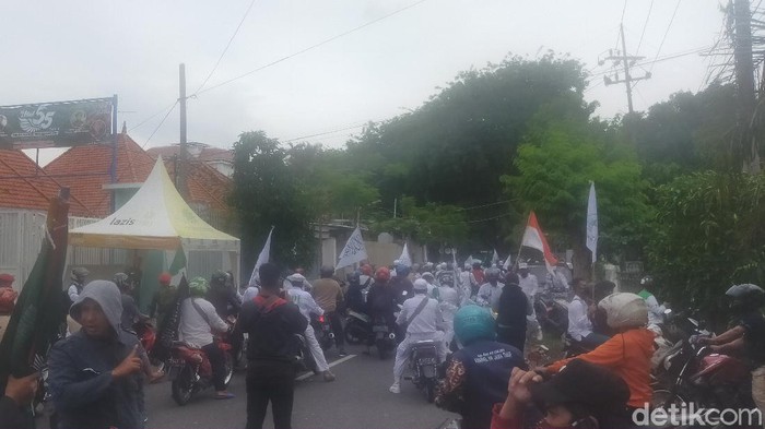 Hari ini ada dua demo di Surabaya. Yakni aksi buruh di depan Gedung Grahadi dan aksi ormas Islam di Konjen Prancis, Jalan Mawar.