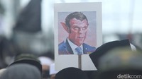 Wajah Emmanuel Macron digambarkan dalam berbagai rupa, seperti berbentuk iblis.  