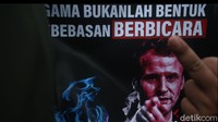 Dalam aksinya mereka mengecam keras tindakan Presiden Prancis yang melukai perasaan umat islam di seluruh dunia.  