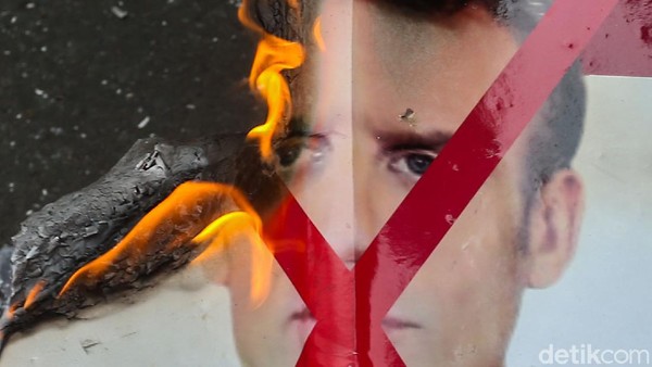 Ragam Poster Macron yang Dibawa Massa di Demo Bela Nabi
