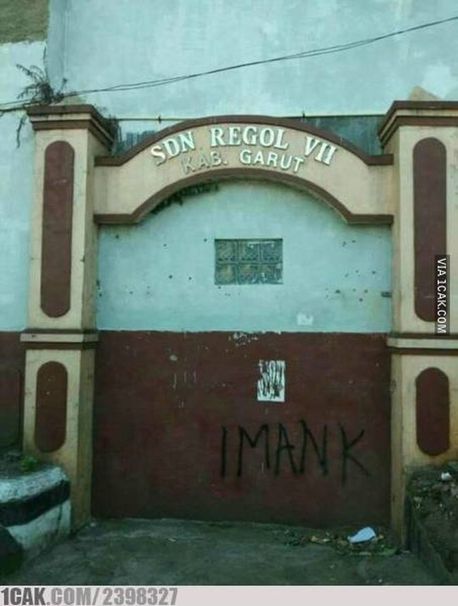 Ada gerbang sekolahnya sih, tapi sekolahnya yang malah nggak ada. Jadi ini semacam gerbang untuk menuju ke mana? Foto: 1cak.com