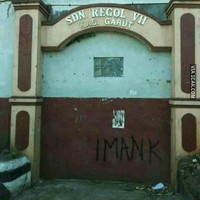 Ada gerbang sekolahnya sih, tapi sekolahnya yang malah nggak ada. Jadi ini semacam gerbang untuk menuju ke mana? Foto: 1cak.com