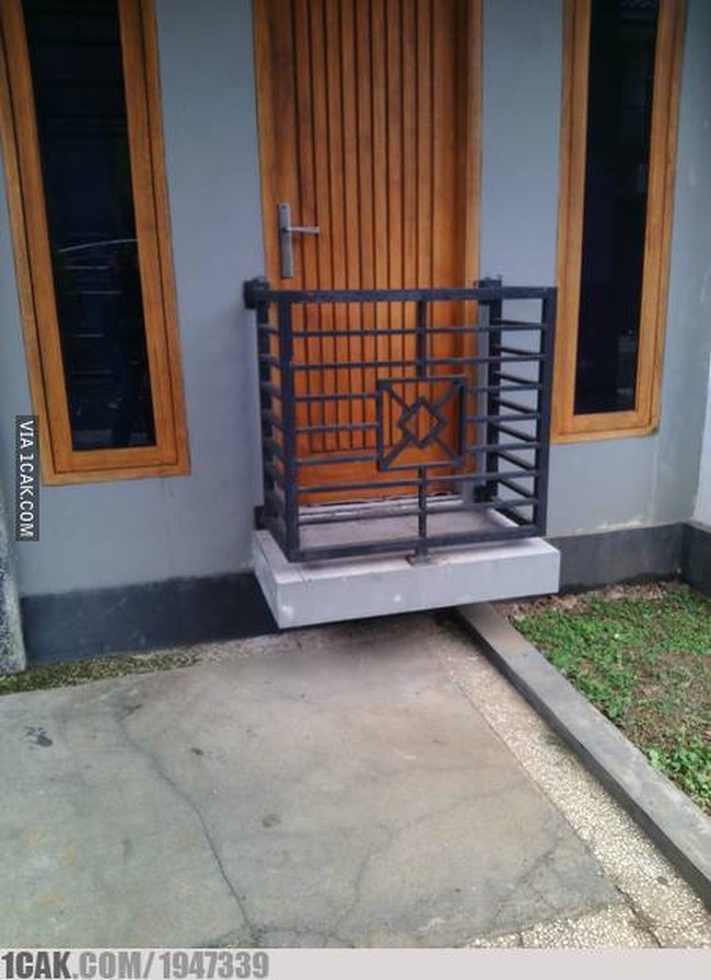 Kalo pagarnya begini jadi susah ya bun mau masuk ke dalem rumahnya. Jadi kayak maling deh harus manjat dulu. Foto: 1cak.com