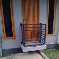 Kalo pagarnya begini jadi susah ya bun mau masuk ke dalem rumahnya. Jadi kayak maling deh harus manjat dulu. Foto: 1cak.com