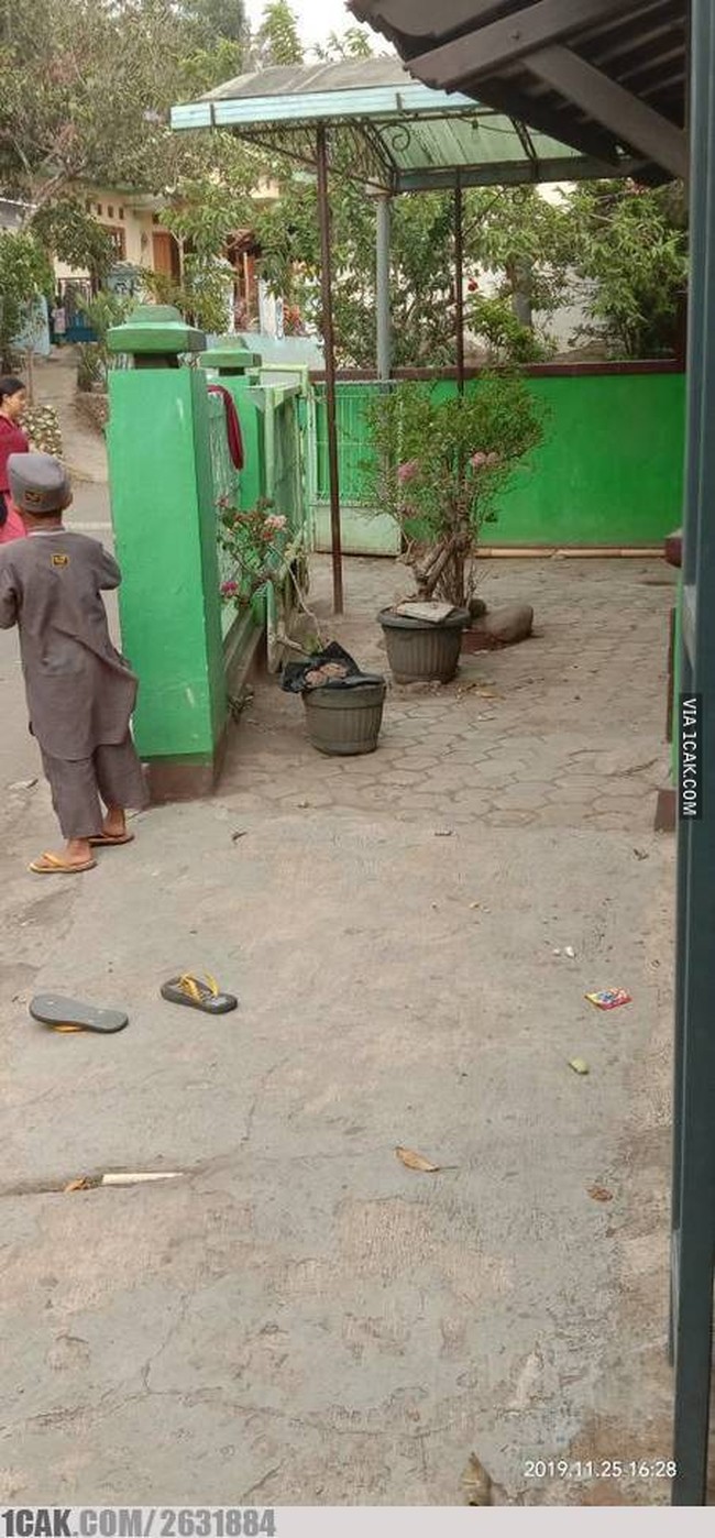 Nggak paham apa maksudnya bikin pager cuma sebelah gini. Kalo gini kan sama aja maling juga tetap bisa masuk dong.. Foto: 1cak.com