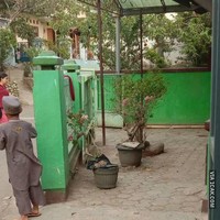 Nggak paham apa maksudnya bikin pager cuma sebelah gini. Kalo gini kan sama aja maling juga tetap bisa masuk dong.. Foto: 1cak.com