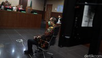 Napoleon dituntut dalam berkas perkara terpisah dengan dakwaan menerima suap dari Djoko Tjandra sebesar SGD 200 ribu dan USD 270 ribu. Sedangkan Prasetijo didakwa menerima USD 150 ribu yang dikurskan ke rupiah menjadi sekitar Rp 2,1 miliar.