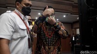 Usai menjalani persidangan, Brigjen Prasetijo tampak kembali melakukan salam jempol dihadapan sejumlah awak media.