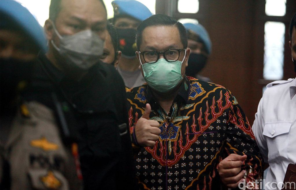 Brigjen Prasetijo Utomo jalani sidang dakwaan perkara suap dari Djoko Tjandra. Dalam sidang itu, Prasetijo didakwa terima suap Rp 2,1 miliar dari Djoko Tjandra.