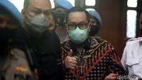 Brigjen Prasetijo Utomo tampak melakukan salam jempol saat tengah memasuki ruang sidang untuk menjalani sidang dakwaan perkara suap dari Djoko Tjandra di Pengadilan Tipikor Jakarta, Jalan Bungur Raya, Jakarta Pusat, Senin (2/11/2020).