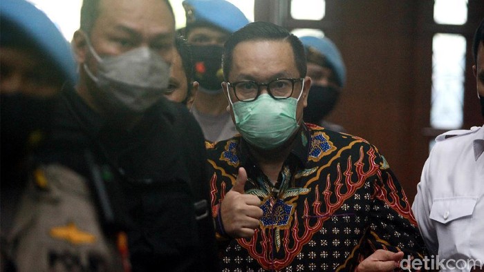 Didakwa Terima Suap Rp 2,1 M, Brigjen Prasetijo Salam Jempol Brigjen Prasetijo Utomo jalani sidang dakwaan perkara suap dari Djoko Tjandra. Dalam sidang itu, Prasetijo didakwa terima suap Rp 2,1 miliar dari Djoko Tjandra.