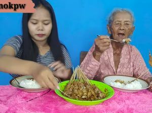 Eksis di YouTube, Mbah Klumpuk Cicip Pecel Lele hingga Tahu Crispy