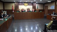 Bila dihitung dengan kurs saat ini maka Irjen Napoleon mendapat SGD 200 ribu sekitar Rp 2,1 miliar lebih, sedangkan USD 270 ribu setara dengan Rp 3,9 miliar lebih. Maka total uang suap yang disebut jaksa telah diterima Irjen Napoleon mencapai Rp 6 miliar.