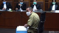 Sedangkan Brigjen Prasetijo menerima USD 150 ribu yang dikurskan ke rupiah menjadi sekitar Rp 2,1 miliar. Jika ditotal seluruhnya Djoko Tjandra telah memberi uang suap ke 2 jenderal itu sekitar Rp 8 miliar.