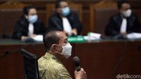 Uang tersebut diketahui didapat kedua jenderal Polri tersebut secara bertahap.
