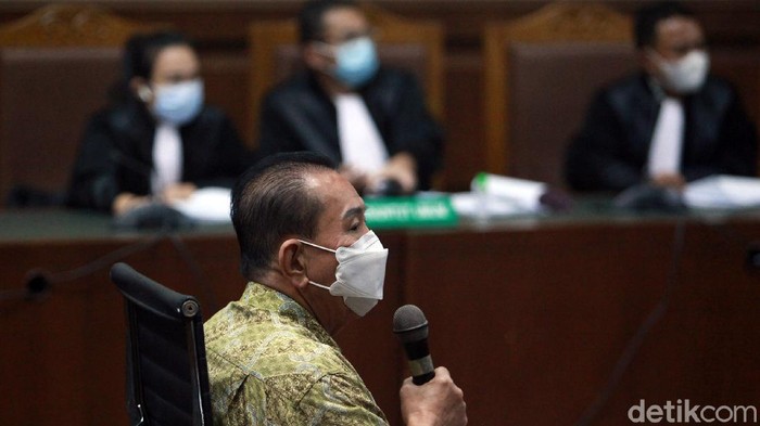 Jaksa mendakwa Djoko Tjandra memberi suap 2 jenderal Polri berkaitan dengan menghapus status buron Djoko Tjandra. Ia didakwa bersama rekannya, Tommy Sumardi.