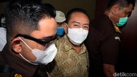 Atas dasar itu, Djoko Tjandra didakwa melanggar Pasal 5 ayat (1) huruf a atau b atau Pasal 13 Undang-Undang Nomor 31 Tahun 1999 Tentang Pemberantasan Tindak Pidana Korupsi sebagaimana telah diubah dengan Undang-Undang Nomor 20 Tahun 2001 Tentang Perubahan atas Undang-Undang Nomor 31 Tahun 1999 Tentang Pemberantasan Tindak Pidana Korupsi jo. Pasal 55 ayat (1) ke-1 KUHP Jo. Pasal 65 ayat (1) dan (2) KUHP.