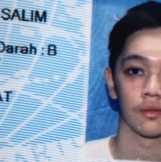 Brandon Nicholas Salim adalah seorang aktor, pembawa acara, pianis, dan gitaris. Anak Ferry Salim ini membagikan foto KTP setengah wajahnya yang sudah terlihat tampan. Foto: Instagram @brandonsalim.