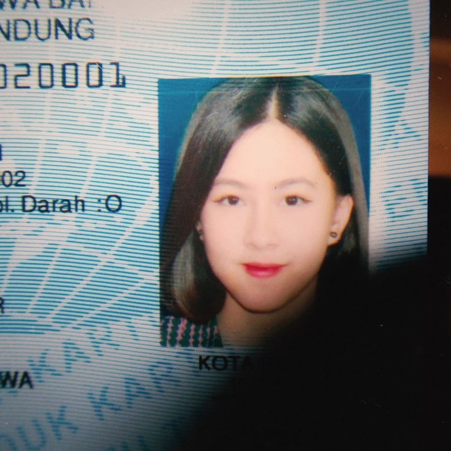 Penampilan Hasyakyla Utami di foto KTP miliknya juga tak kalah mencuri atensi. Kakak Adhisty Zara itu tampil cantik dengan riasan wing liner serta lipstik merah. Sementara rambut pendeknya tampak di-blow rapi. Foto: Instagram @hasyakyla