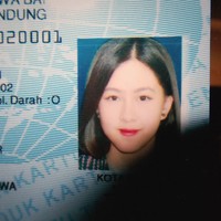 Penampilan Hasyakyla Utami di foto KTP miliknya juga tak kalah mencuri atensi. Kakak Adhisty Zara itu tampil cantik dengan riasan wing liner serta lipstik merah. Sementara rambut pendeknya tampak di-blow rapi. Foto: Instagram @hasyakyla